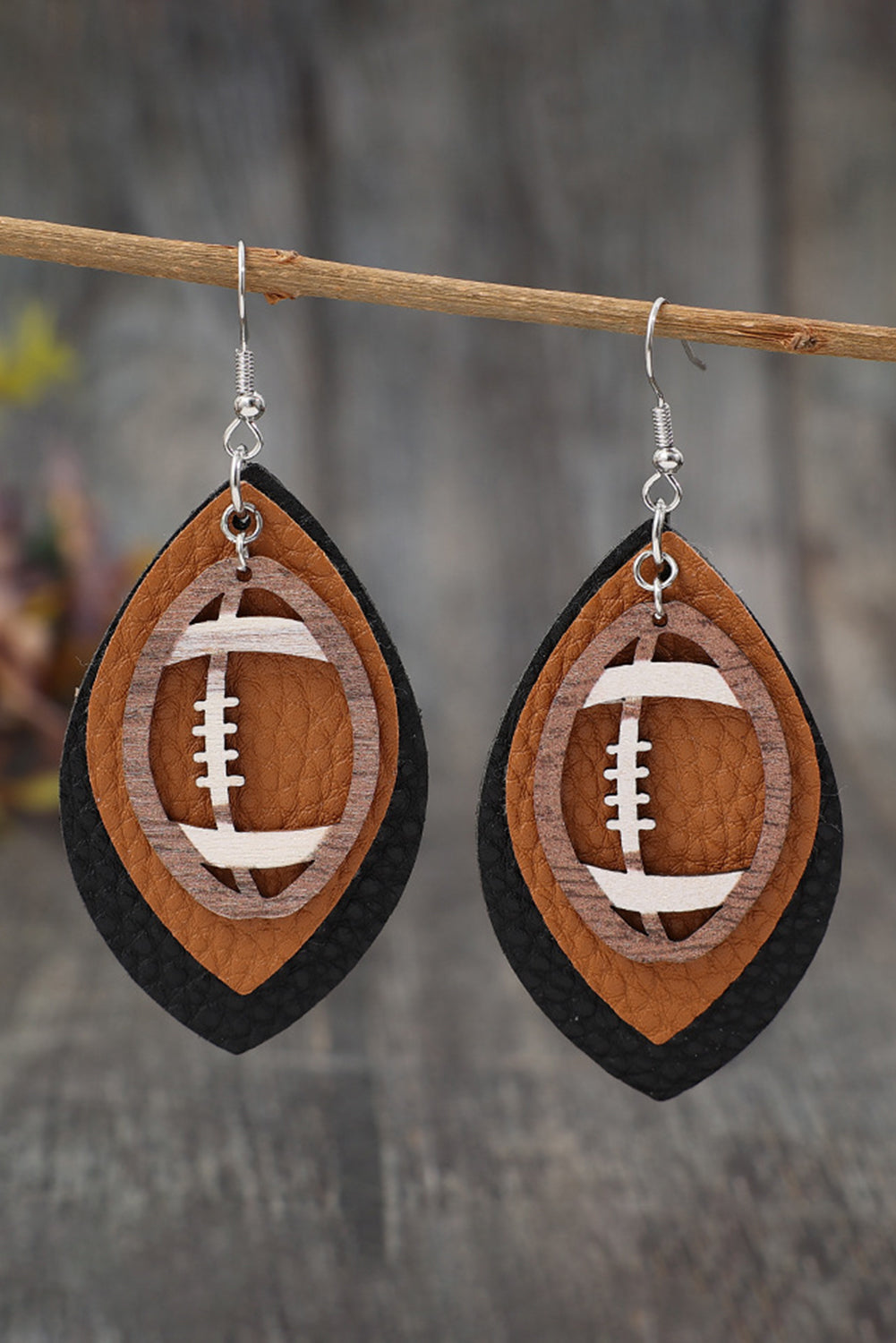 Boucles d'oreilles pendantes en cuir PU en forme de football de rugby marron-A WOMAN WE LOVE