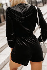 Combi-short à capuche en velours noir avec fermeture éclair sur le devant et cordon de serrage à la taille-A WOMAN WE LOVE
