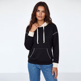 Sweat à capuche noir avec surpiqûres contrastantes
