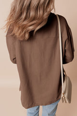 Veste boutonnée en velours côtelé marron avec poche à rabat