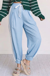 Pantalon ample plissé à jambe large et poche plaquée florale avec accents de dentelle Beau Blue