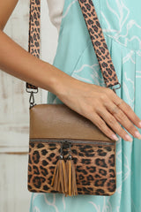 Petit sac d’épaule marron en simili cuir à détails léopard et pompons