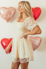 Vestido de albaricoque cuadrado y mangas hinchadas *