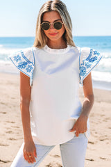 Blusa blanca bordada con mangas esponjosas y collar de volantes