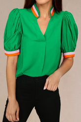 Blusa de manga corta y cuello en V con borde de color verde brillante