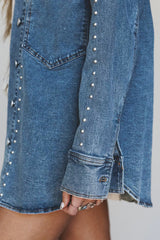 Veste en jean bleu à rivets et col chemise style western