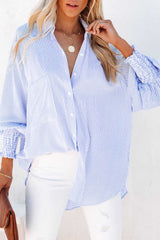 Chemise boyfriend rayée à revers smockés bleu ciel avec poche-A WOMAN WE LOVE