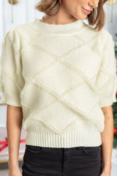 White sweater with short sleeves and ribbed border with diamond pattern