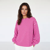 Llamativa sudadera rosa y cuello y hombros