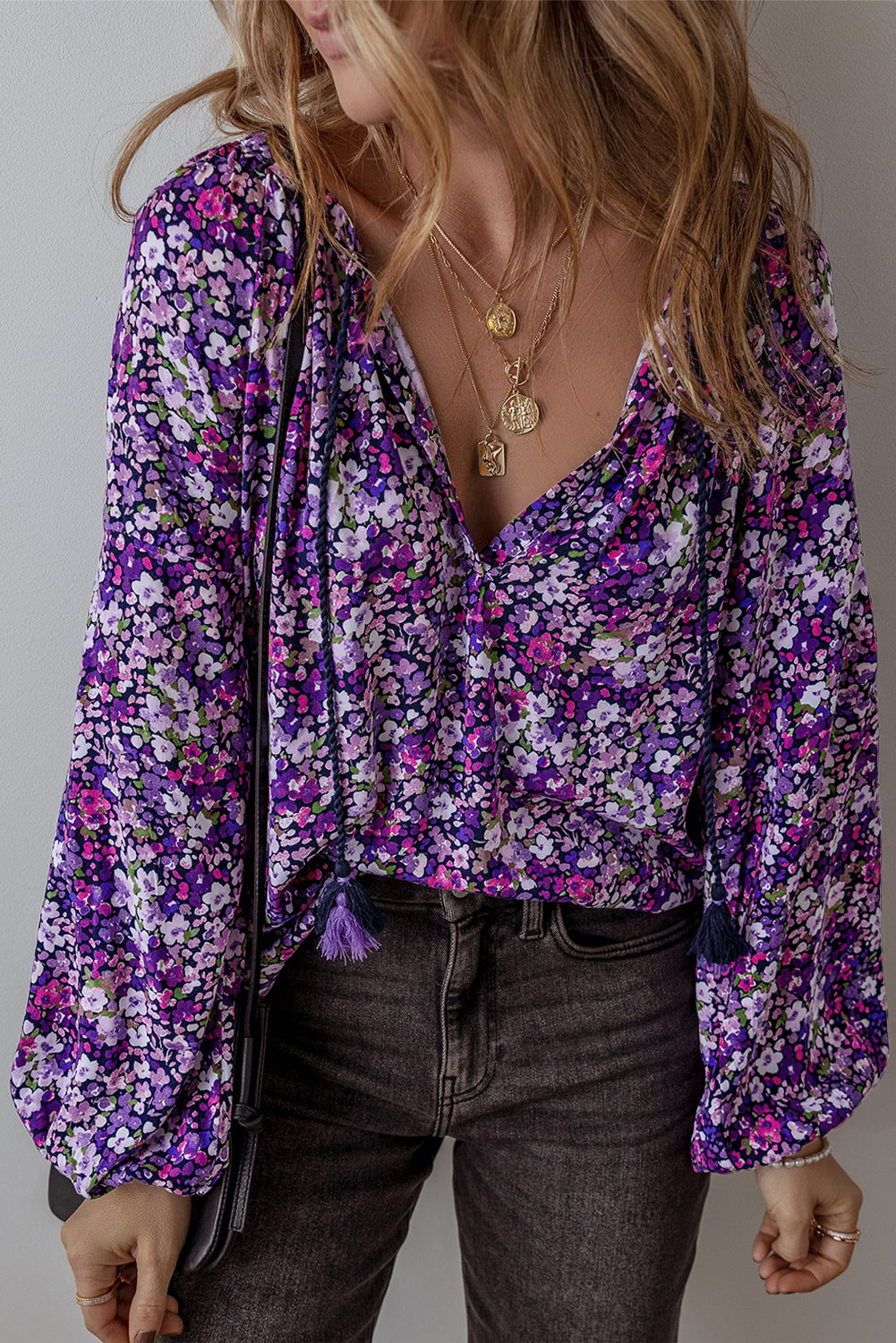 Chemisier violet à manches bouffantes et col en V fendu à fleurs style Boho-A WOMAN WE LOVE
