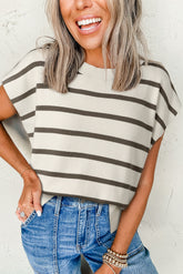 T-shirt with short sleeves and brown round collar with stripes and side slits