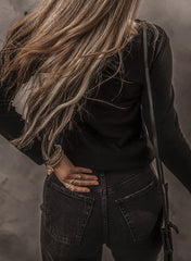 Mangas largas con botones altas y acanaladas negras y V -collar