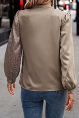 Chemisier en satin jacquard demi-léopard contrasté beige français clair-A WOMAN WE LOVE