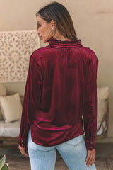 High burgundy in buttoned velvet on the front at the flying collar *