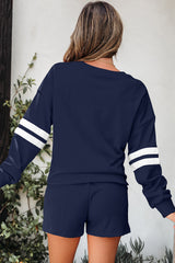 Ensemble sweat-shirt et short à manches rayées et épaules tombantes bleu marine