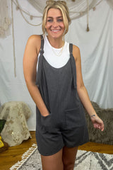 Combi-short à poches et bretelles nouées à imprimé rayé gris foncé-A WOMAN WE LOVE