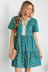 Robe fleurie à manches courtes et col en V