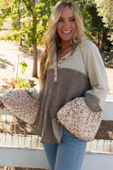 Haut Henley à manches évasées et boutons en patchwork floral color block de chèvre