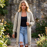 Cardigan long tricoté à carreaux gris ouvert sur le devant