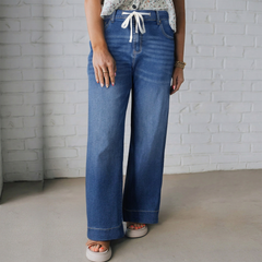 Jean grande taille bleu délavé à laçage contrasté