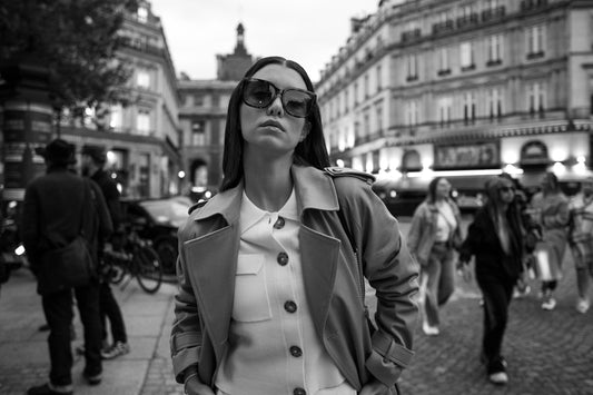 Femme sur un trottoir en ville portant des vêtements femme pour tous les jours.