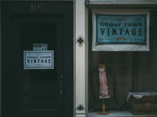 Deux affiches représentant les top 10 des pièces vintage à avoir pour une décoration tendance.