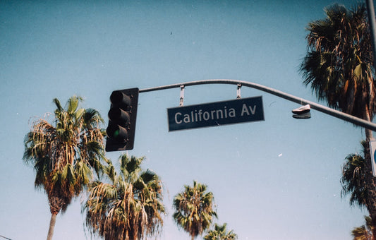 mythes about california style - California Av signage on traffic light post