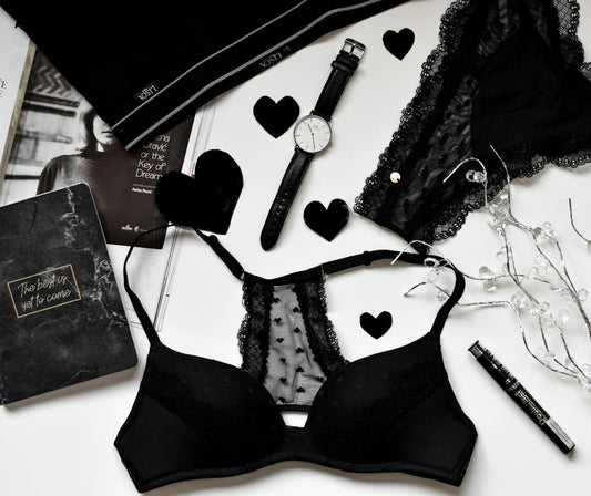 Brassière noire élégante avec montre en acier, symbole de luxe abordable – budget lingerie luxe femme.