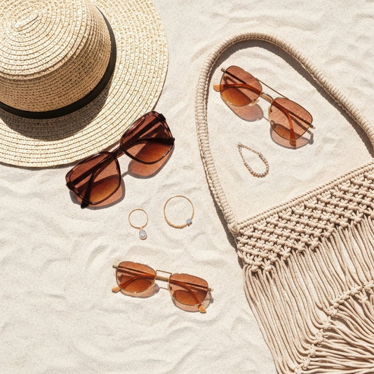 Arrangement élégant d'accessoires de mode inspirés de la Californie, incluant chapeau de paille et bijoux dorés.