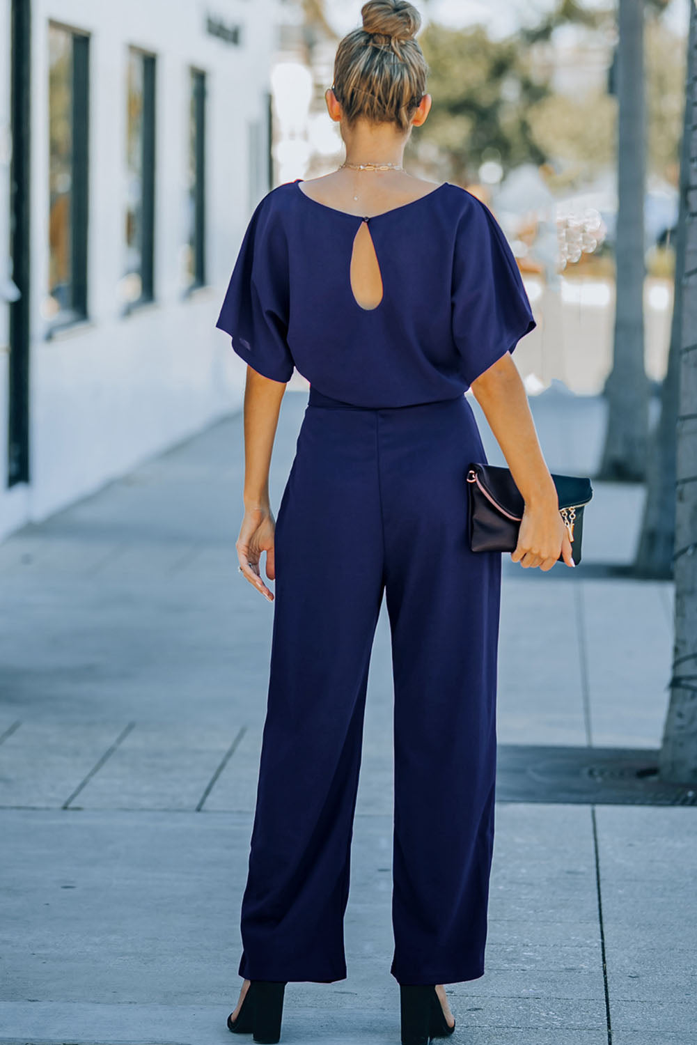 Combinaison bleue à jambe large et ceinture-A WOMAN WE LOVE