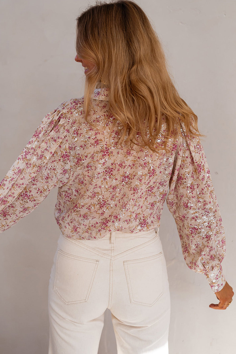 Chemise rose à col en V et manches évêque à imprimé floral-A WOMAN WE LOVE