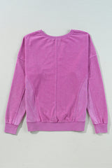 Sudadera rosa en vivo con hombros caídos y un collar de colores lisos