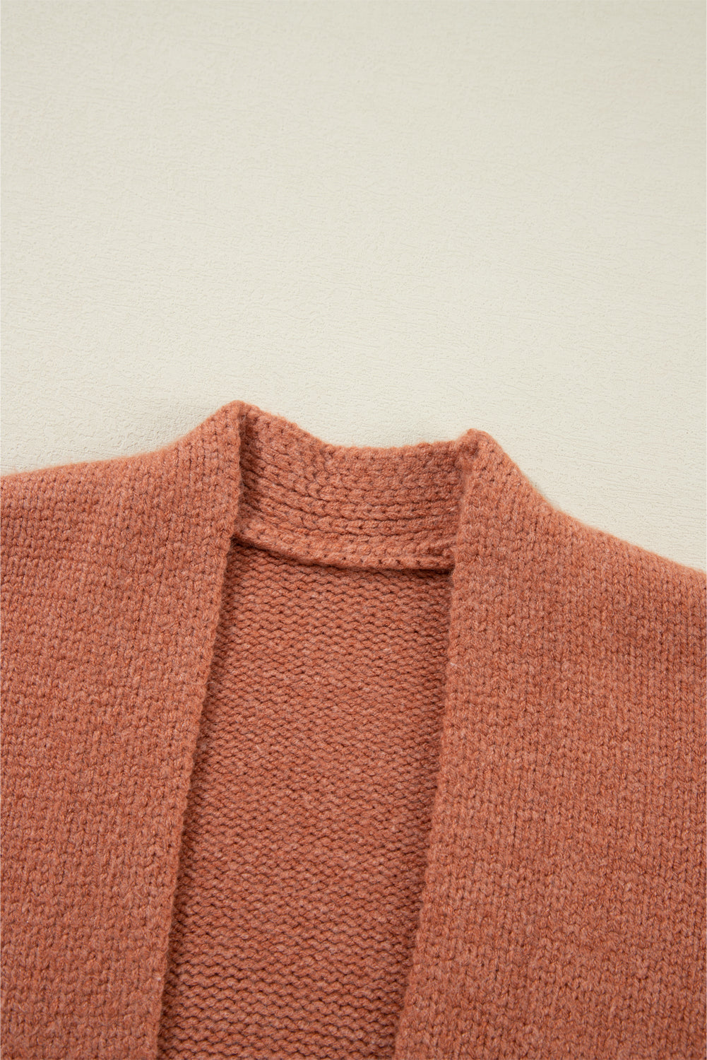 Cardigan court beige français clair à épaules tombantes ouvert sur le devant-A WOMAN WE LOVE