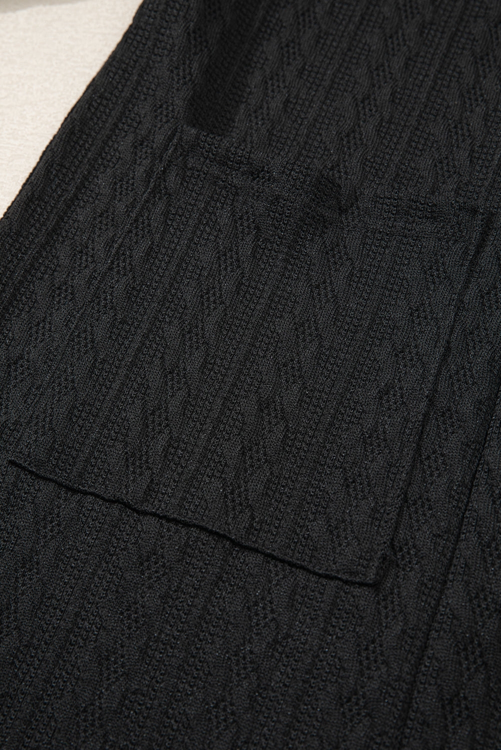 Cardigan noir ouvert sur le devant avec poches latérales en tricot texturé-A WOMAN WE LOVE