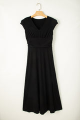 Long -frowned black dress with short sleeves and high -collar -collar in V collar