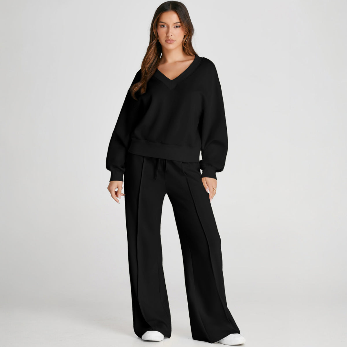 Black sports outfit high -waisted and short seams at V -neck