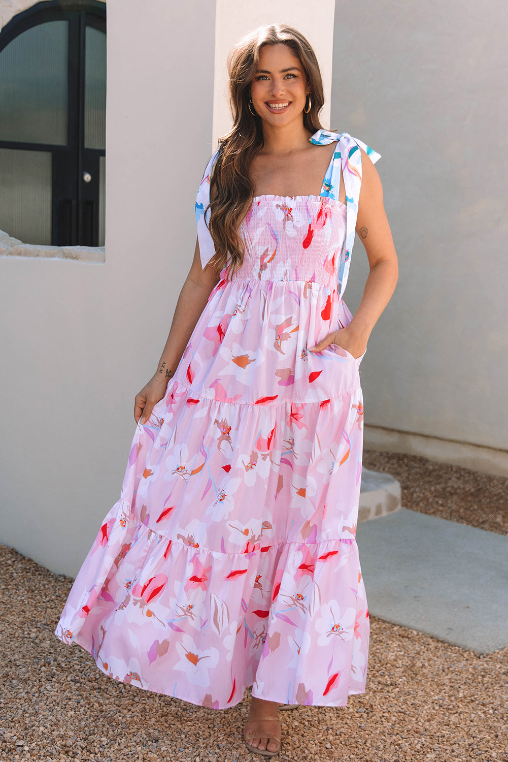 Robe longue smockée rose à imprimé floral et épaules nouées