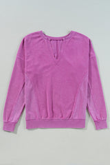 Sudadera rosa en vivo con hombros caídos y un collar de colores lisos