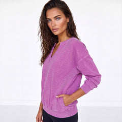 Sudadera rosa en vivo con hombros caídos y un collar de colores lisos
