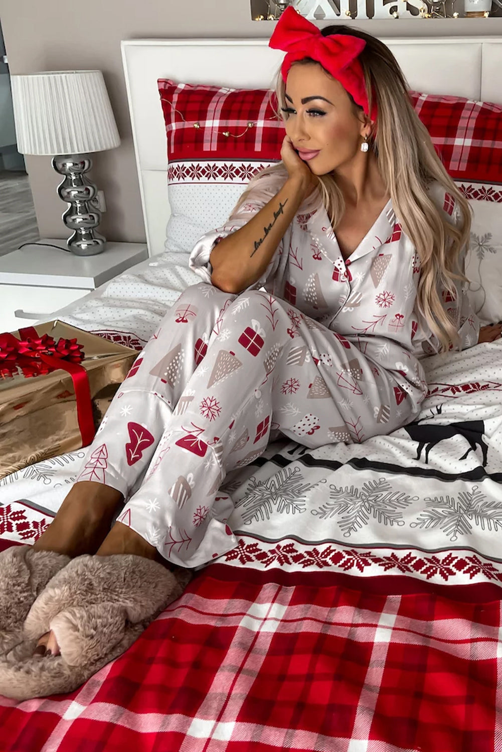 Ensemble pyjama gris clair chemise et pantalon imprimés de Noël-A WOMAN WE LOVE