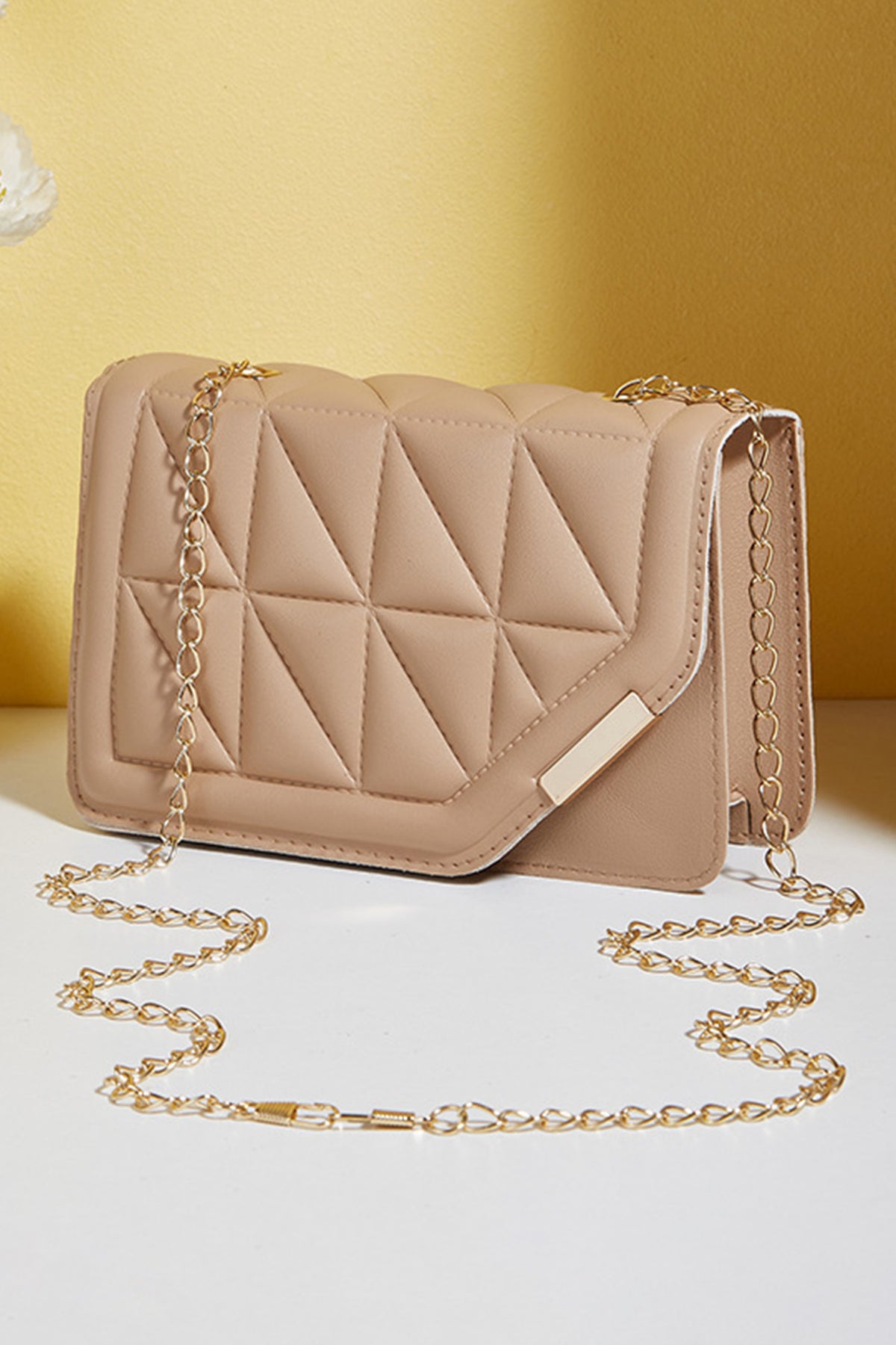 Petit sac beige matelassé en simili cuir à rabat asymétrique et chaîne