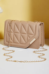 Petit sac beige matelassé en simili cuir à rabat asymétrique et chaîne