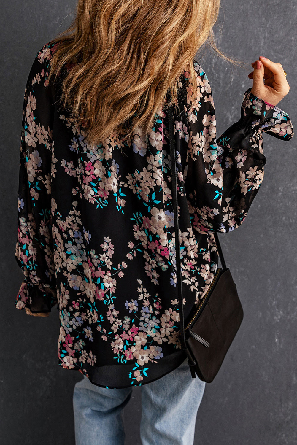 Blouse noire en mousseline à imprimé fleurs sauvages-A WOMAN WE LOVE