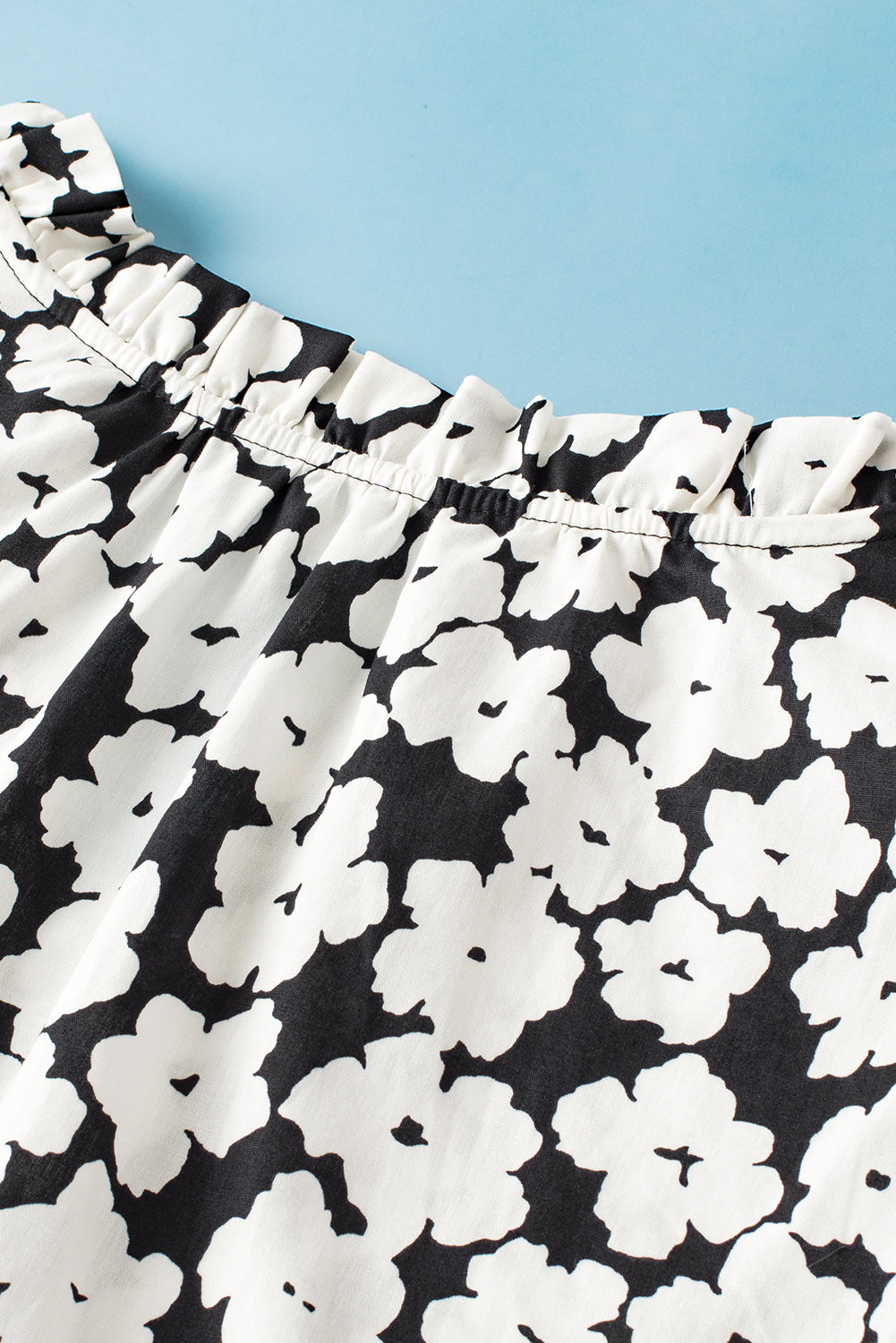 Blouse noire à manches volantées superposées Ric Rac contrastée à fleurs-A WOMAN WE LOVE