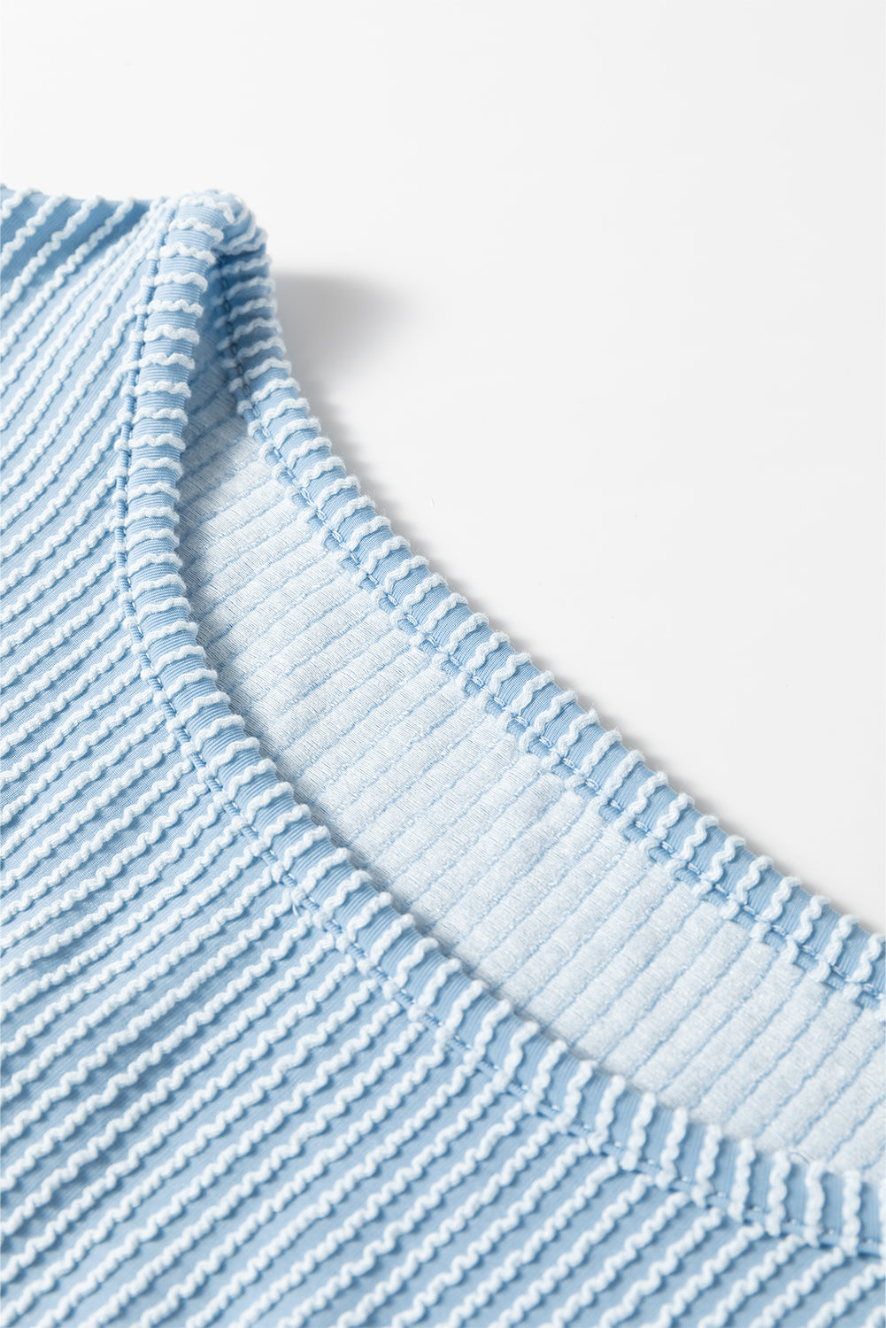 Chemisier bleu brume à volants et manches bouffantes, col rond-A WOMAN WE LOVE