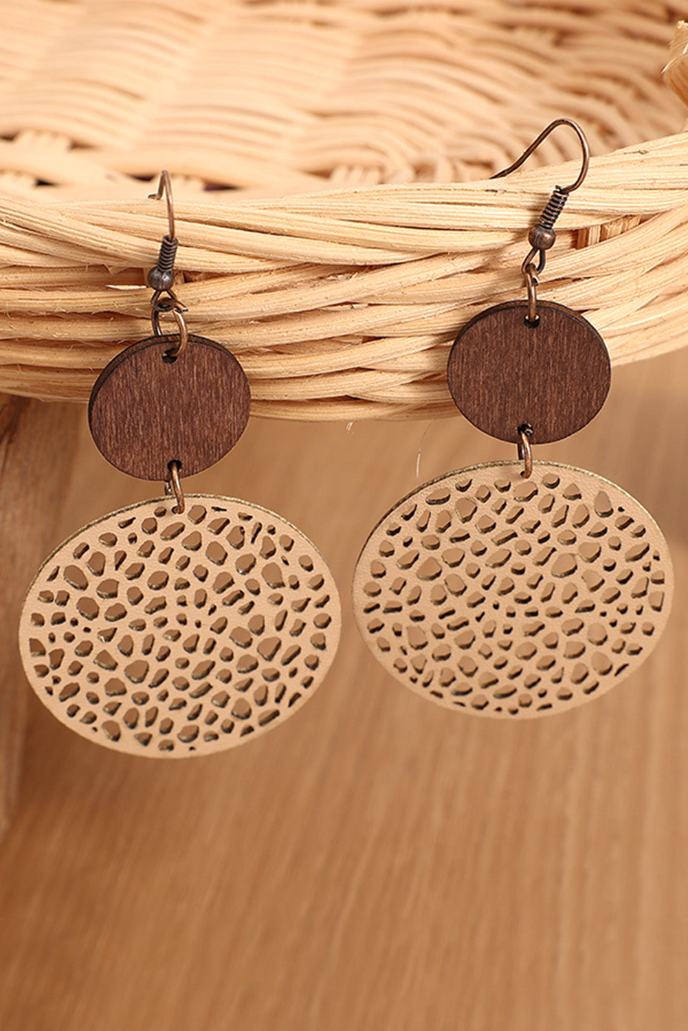 Boucles d'oreilles pendantes rondes en bois ajourées kaki-A WOMAN WE LOVE