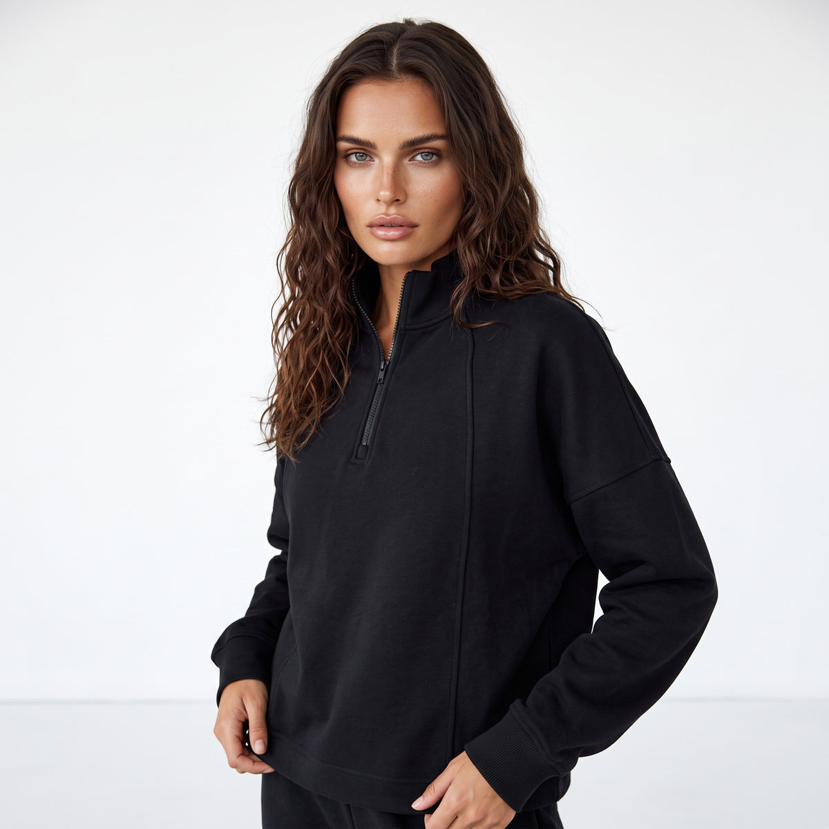 Sudadera negra con cuello con cremallera y hombros caídos