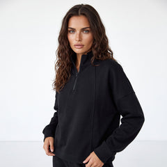 Sudadera negra con cuello con cremallera y hombros caídos