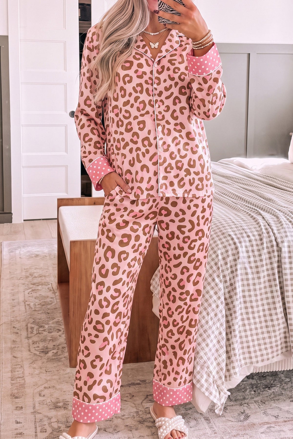 Pyjama rose léopard à finitions à pois, chemise et pantalon