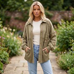 Chaqueta sorprendida abotonada en Moss Roam Knitting